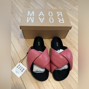 ROAM Foldy Puffy Sandals in BLUSH. New-never worn with tags. Size 10.